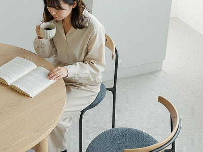 毎日の食卓に、静かな上質感を。チャコールグレーカラーの国産ダイニングチェア