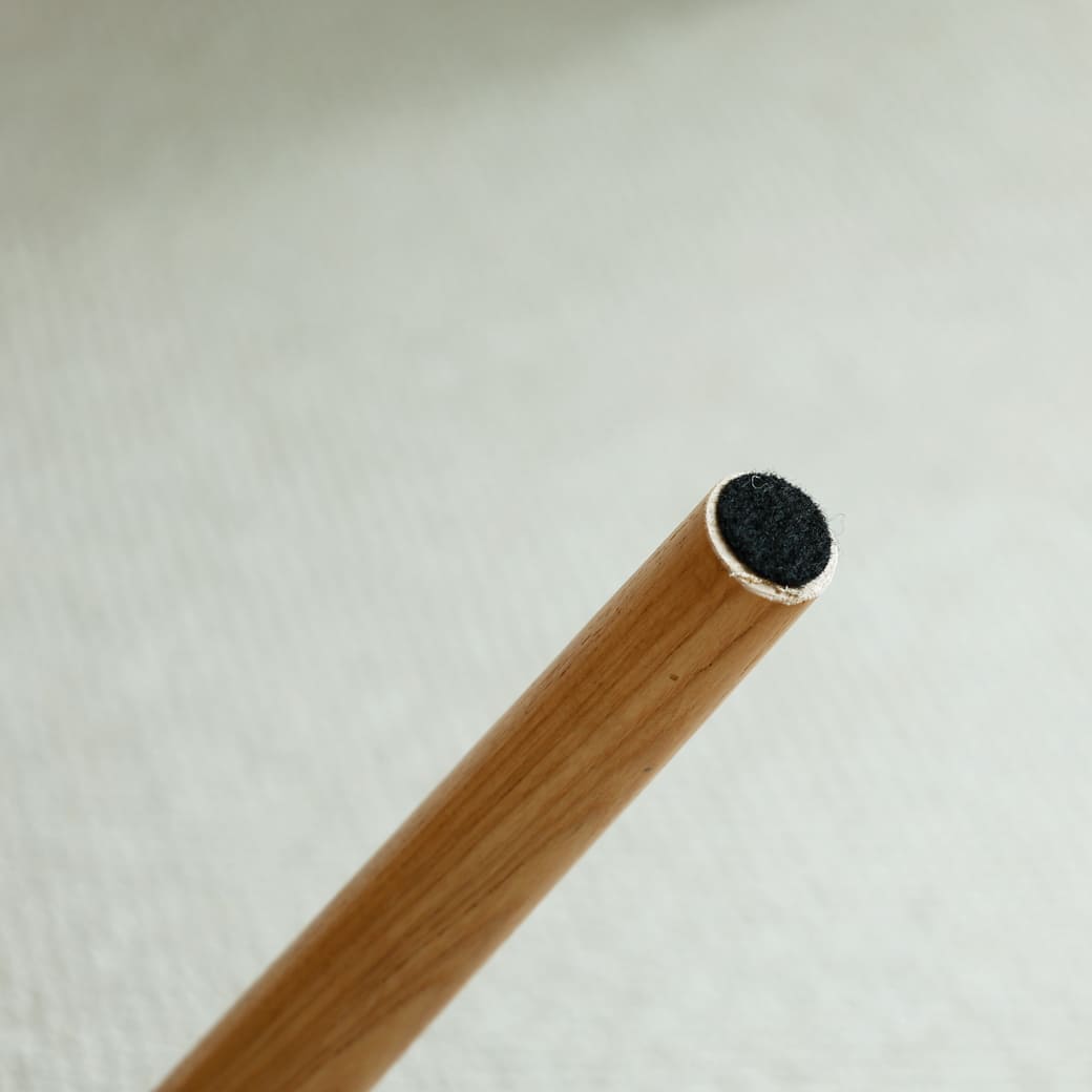 脚部の裏には、フェルトが付いています。