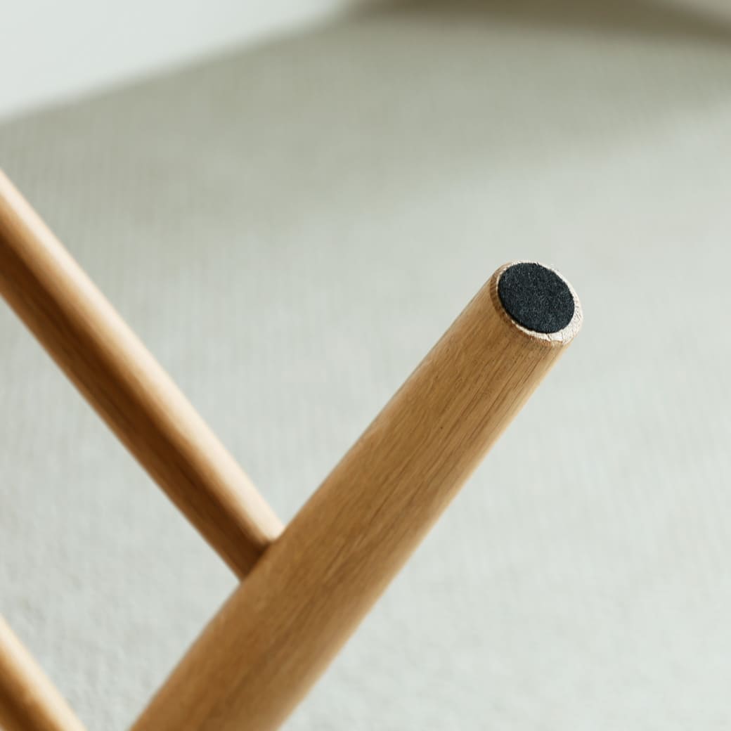 脚部の裏には、フェルトが付いています。