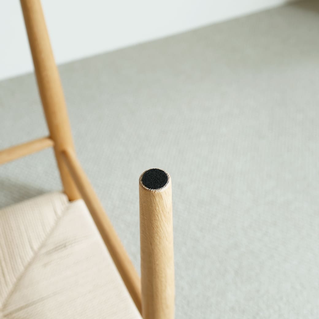 脚部の裏には、フェルトが付いています。