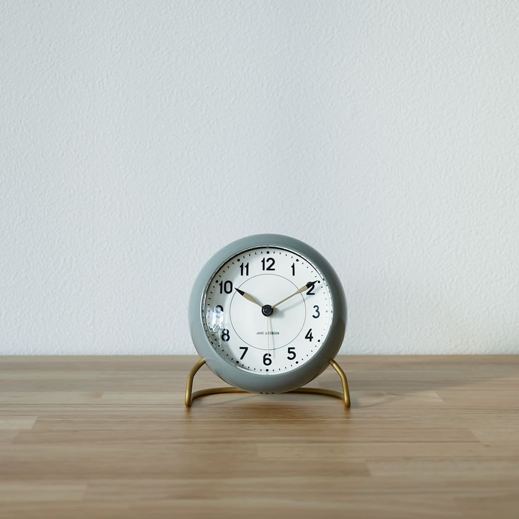 m - cl04 置き時計 Arne Jacobsen STATION グレー - miion|北欧ナチュラルモダン家具・インテリア通販 miion(ミオン)