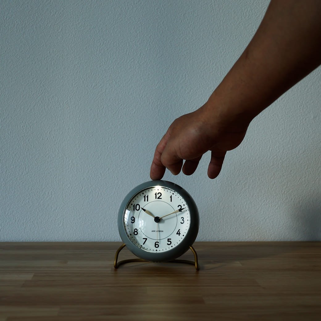 m - cl04 置き時計 Arne Jacobsen STATION グレー - miion|北欧ナチュラルモダン家具・インテリア通販 miion(ミオン)