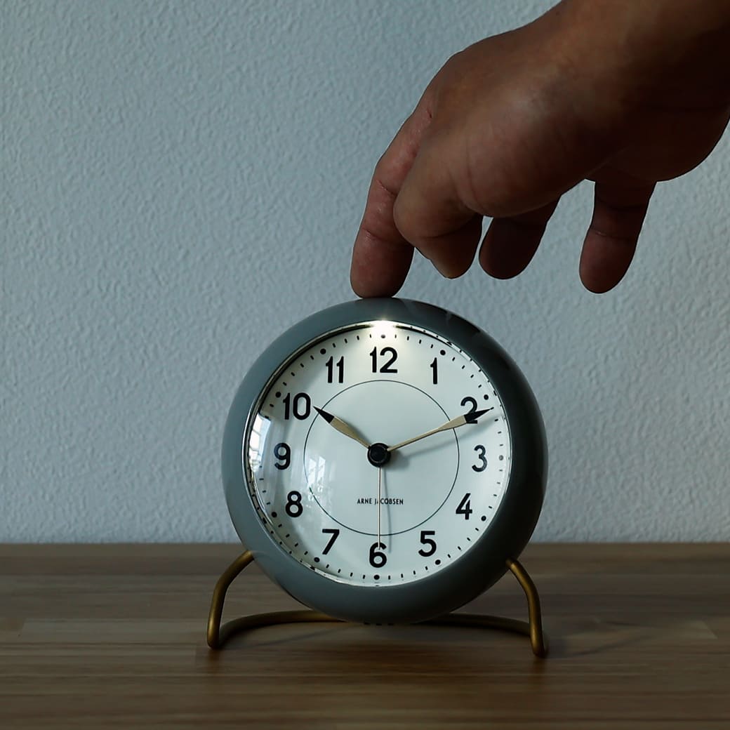 m - cl04 置き時計 Arne Jacobsen STATION グレー - miion|北欧ナチュラルモダン家具・インテリア通販 miion(ミオン)