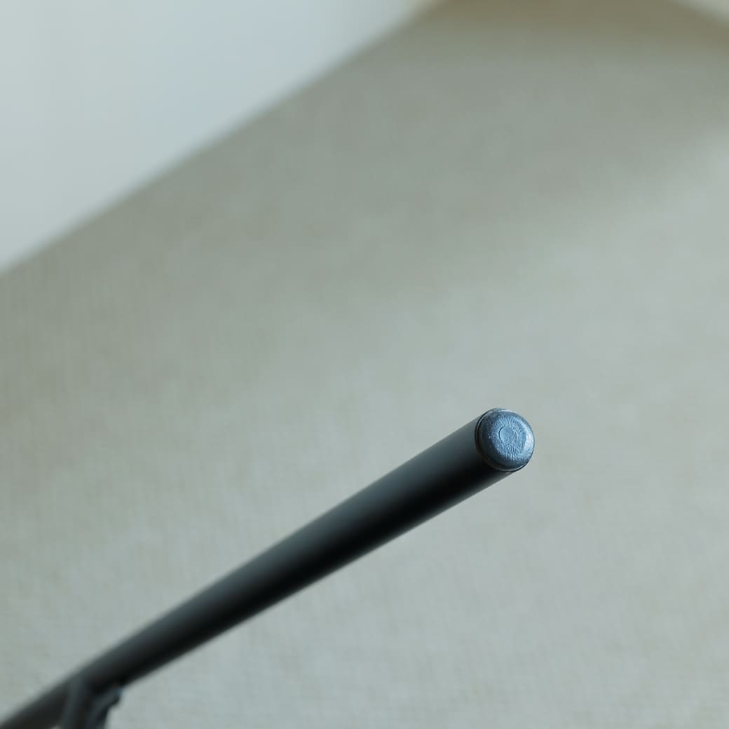 脚部の裏には、床を傷つけないようにブラックキャップが付いています。