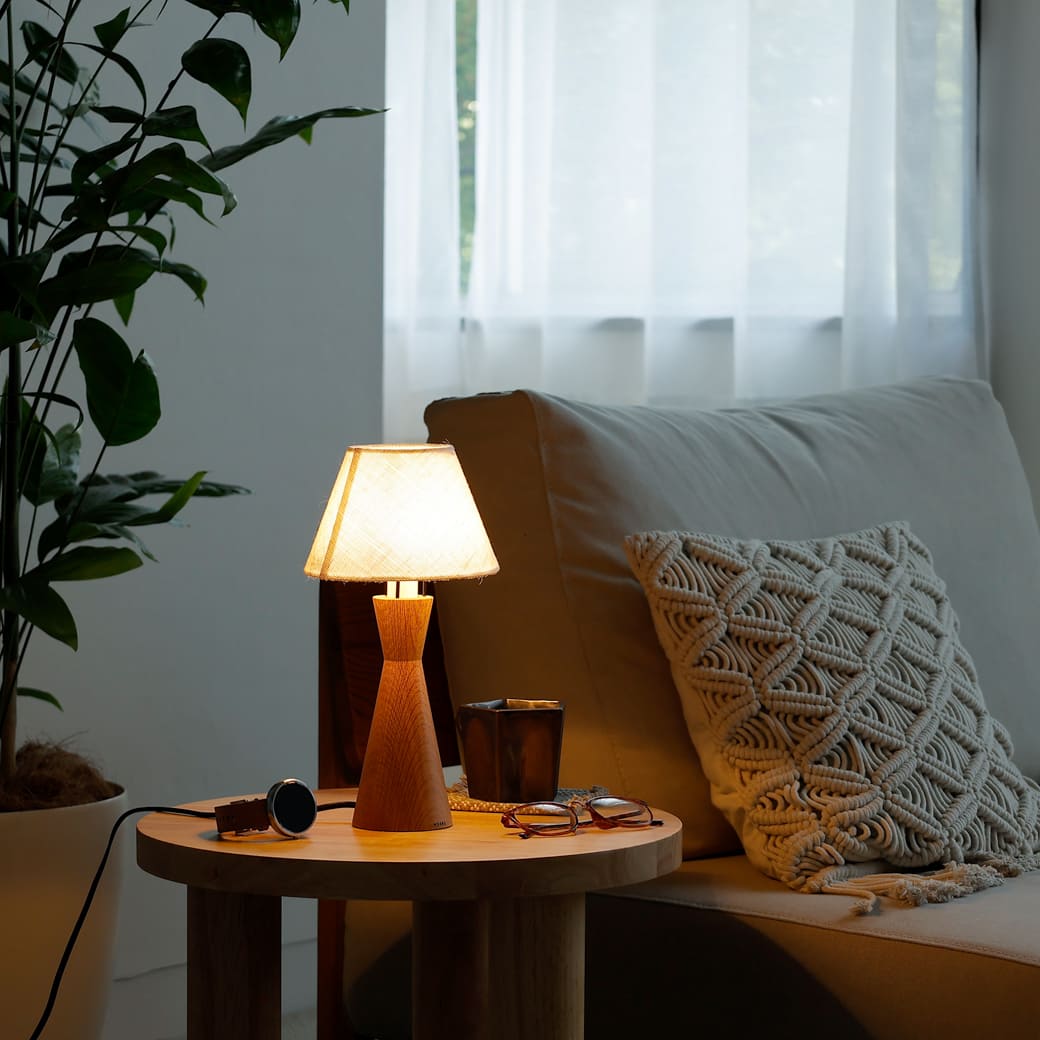 m-tl09 テーブルランプ tipo(ティポ) オーク支柱×ファブリックシェード