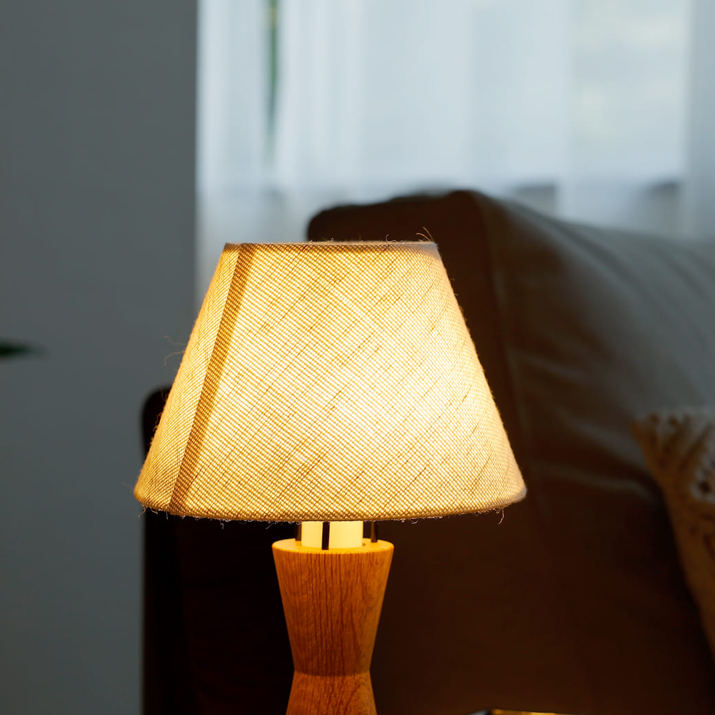 m-tl09 テーブルランプ tipo(ティポ) オーク支柱×ファブリックシェード