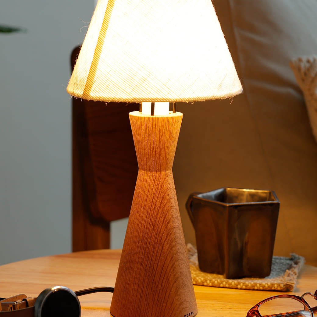 m-tl09 テーブルランプ tipo(ティポ) オーク支柱×ファブリックシェード