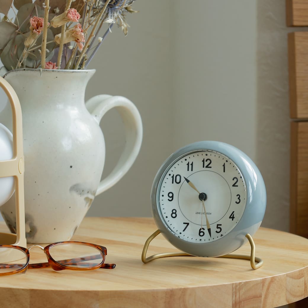 m - cl04 置き時計 Arne Jacobsen STATION グレー - miion|北欧ナチュラルモダン家具・インテリア通販 miion(ミオン)