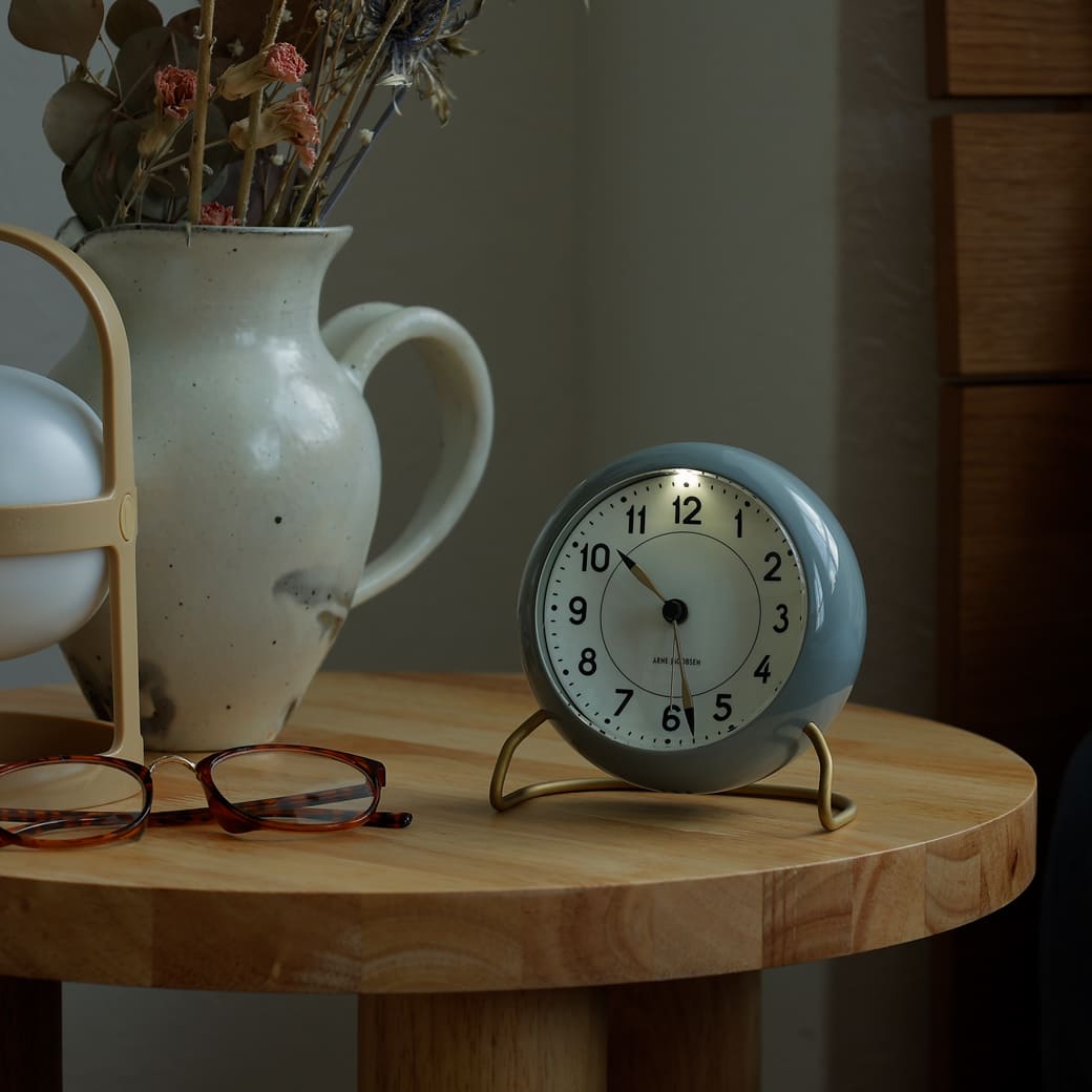 m - cl04 置き時計 Arne Jacobsen STATION グレー - miion|北欧ナチュラルモダン家具・インテリア通販 miion(ミオン)