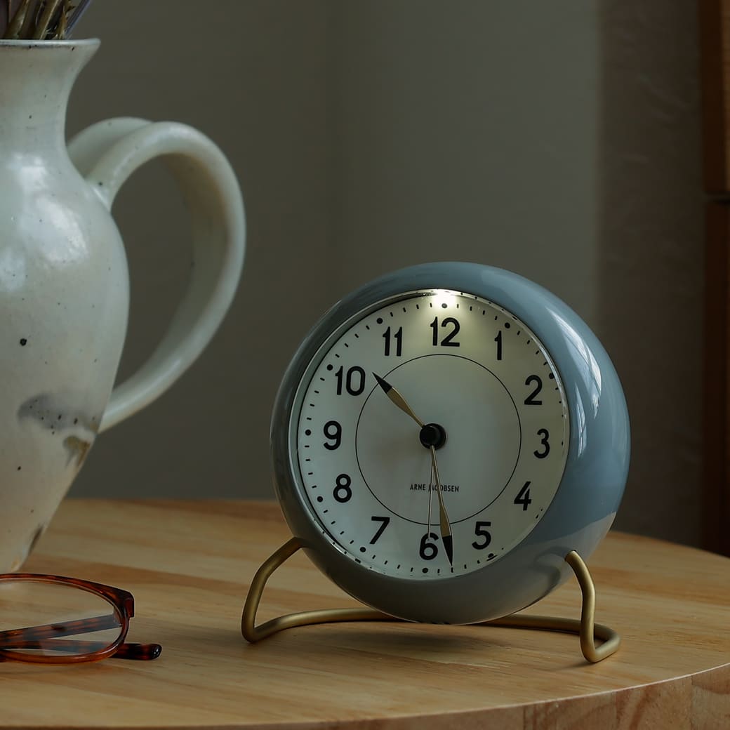 m - cl04 置き時計 Arne Jacobsen STATION グレー - miion|北欧ナチュラルモダン家具・インテリア通販 miion(ミオン)