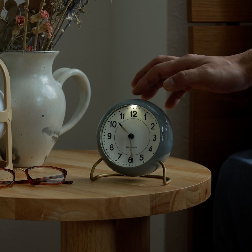 m - cl04 置き時計 Arne Jacobsen STATION グレー - miion|北欧ナチュラルモダン家具・インテリア通販 miion(ミオン)
