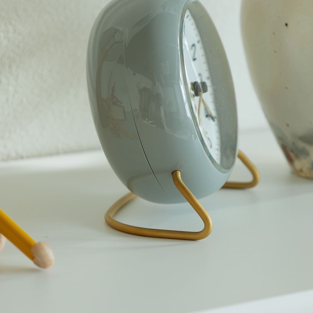 m - cl04 置き時計 Arne Jacobsen STATION グレー - miion|北欧ナチュラルモダン家具・インテリア通販 miion(ミオン)
