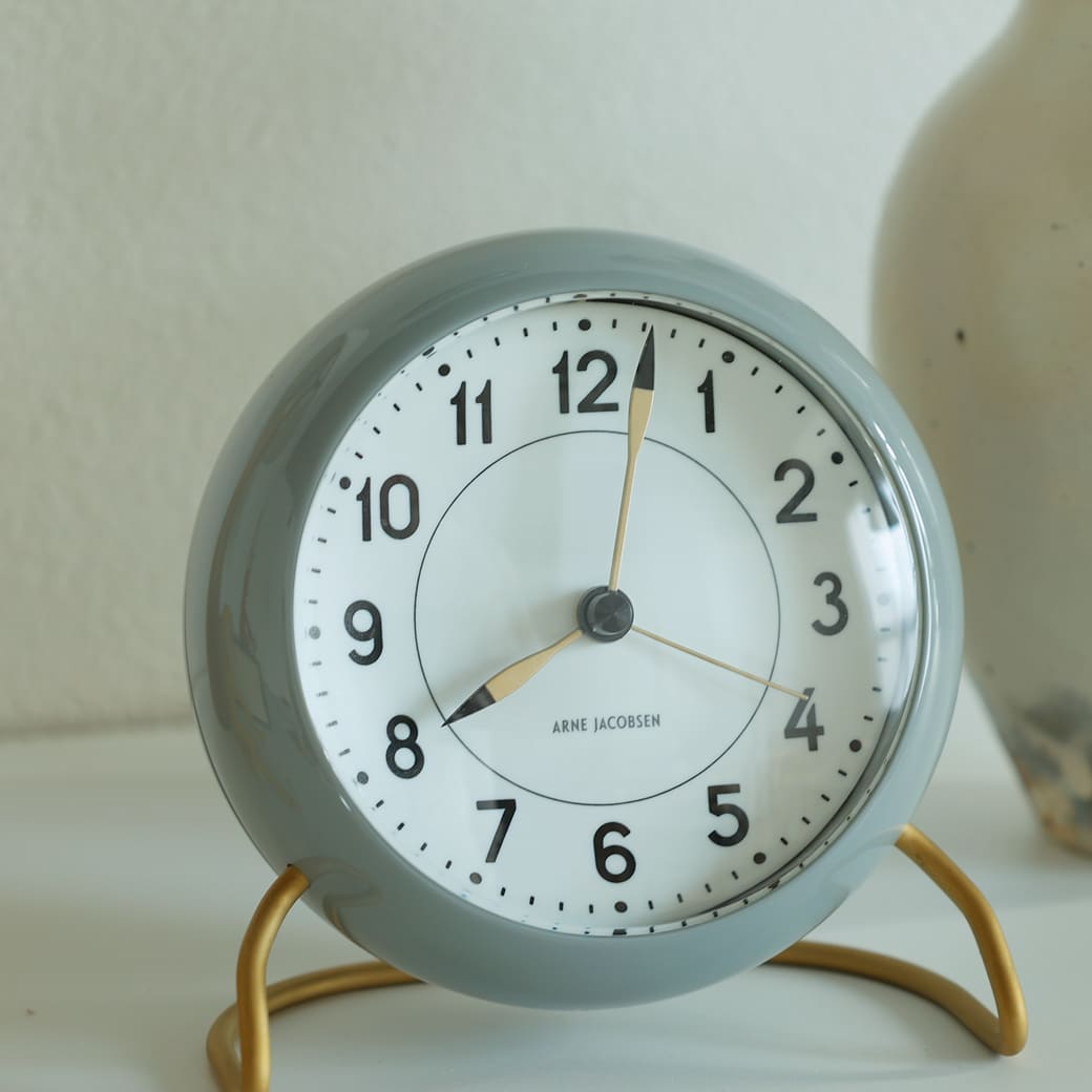 m - cl04 置き時計 Arne Jacobsen STATION グレー - miion|北欧ナチュラルモダン家具・インテリア通販 miion(ミオン)