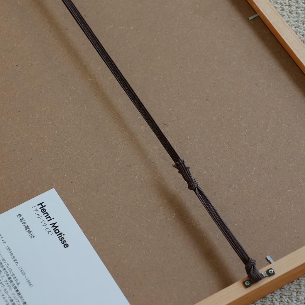 紐が装着された状態でお届けします。