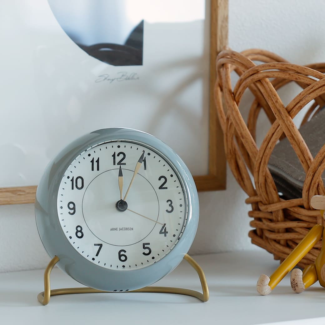 m - cl04 置き時計 Arne Jacobsen STATION グレー - miion|北欧ナチュラルモダン家具・インテリア通販 miion(ミオン)