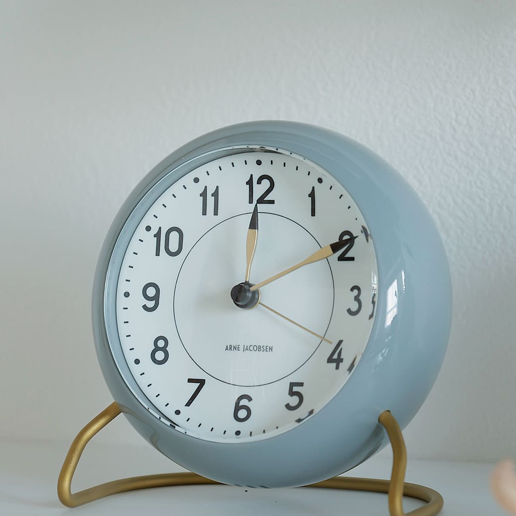 m - cl04 置き時計 Arne Jacobsen STATION グレー - miion|北欧ナチュラルモダン家具・インテリア通販 miion(ミオン)