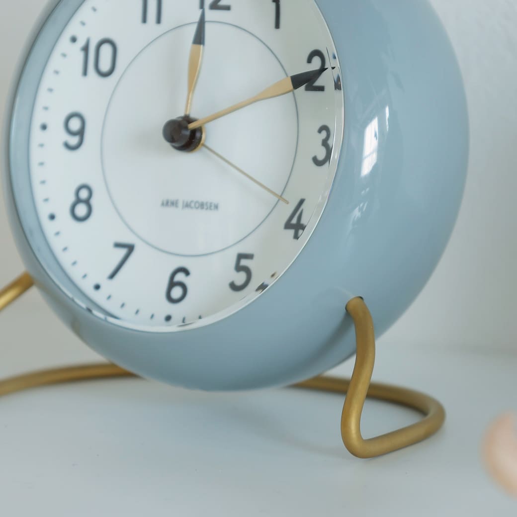 m - cl04 置き時計 Arne Jacobsen STATION グレー - miion|北欧ナチュラルモダン家具・インテリア通販 miion(ミオン)