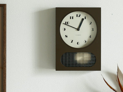 新しい振り子時計「CHARME CLOCK」が仲間入りしました。揺れる振り子に、思わず目を引かれる毎日を